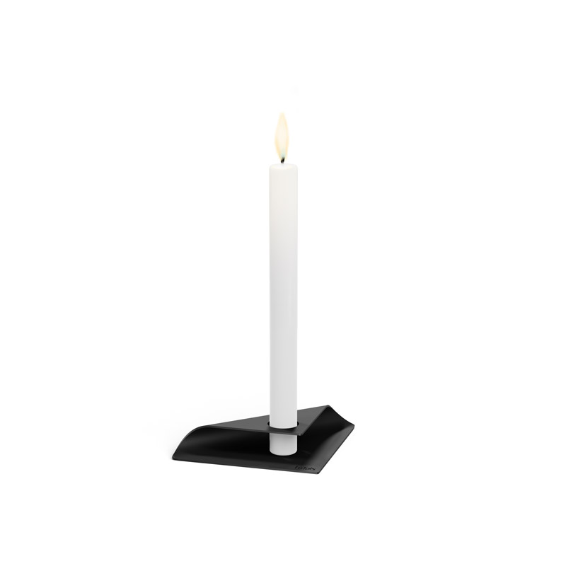 SQUARE CANDLE Kandelaar zwart Een zicht op een witte kaars op een zwarte standaard, met de vierkante kaarsenhouder in het zwart.