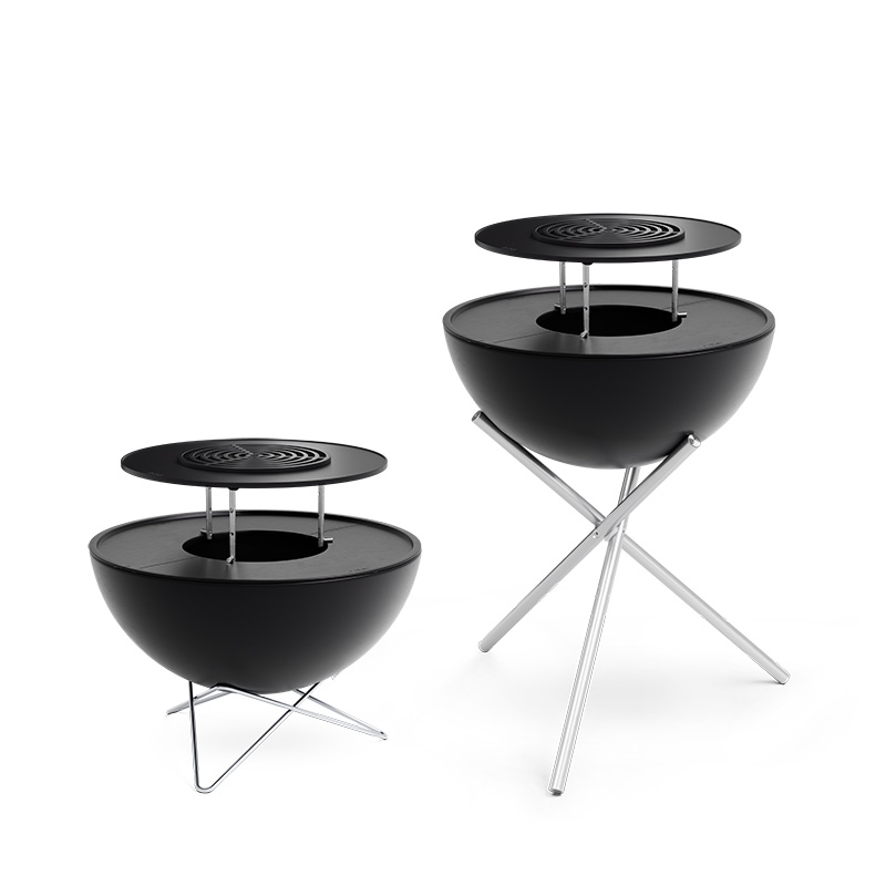 BOWL 57 Anneau Chauffant Découvrez deux barbecues noirs avec une Grille sur le dessus avec la touche raffinée du 00613 BOWL 57 Sear Grate Warming Ring.