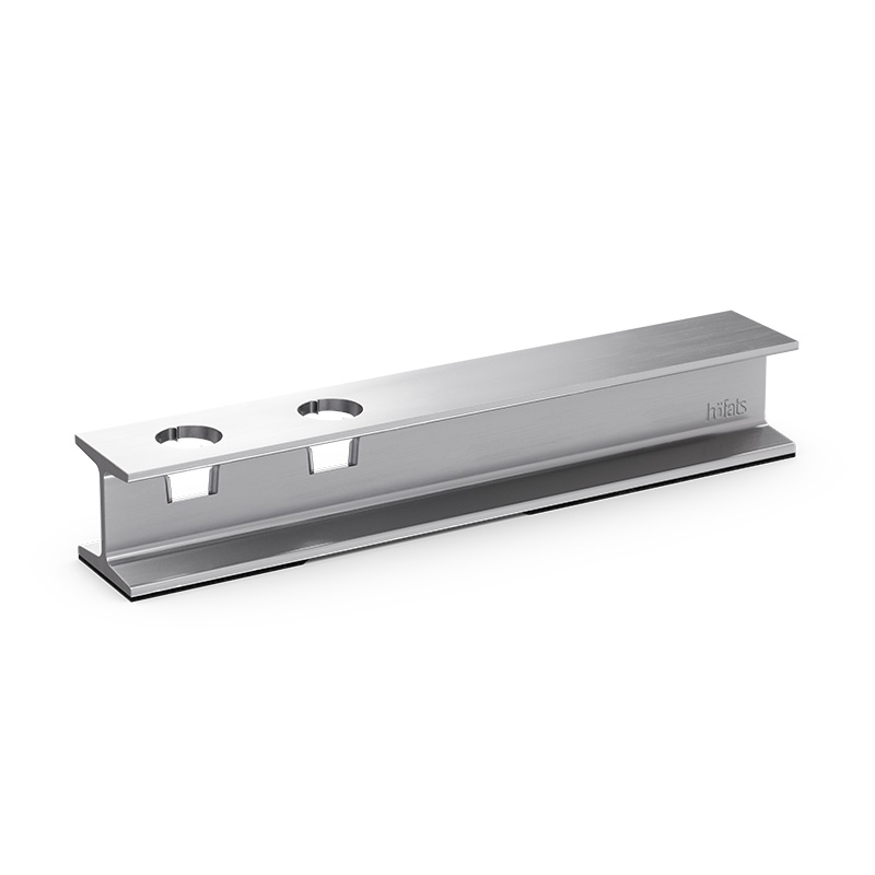 HENRY METAL II Kandelaar zilver Een roestvrijstalen plank met een handgreep, waarbij de Henry Metal II zilver een functionele en elegante touch aan de scène toevoegt.