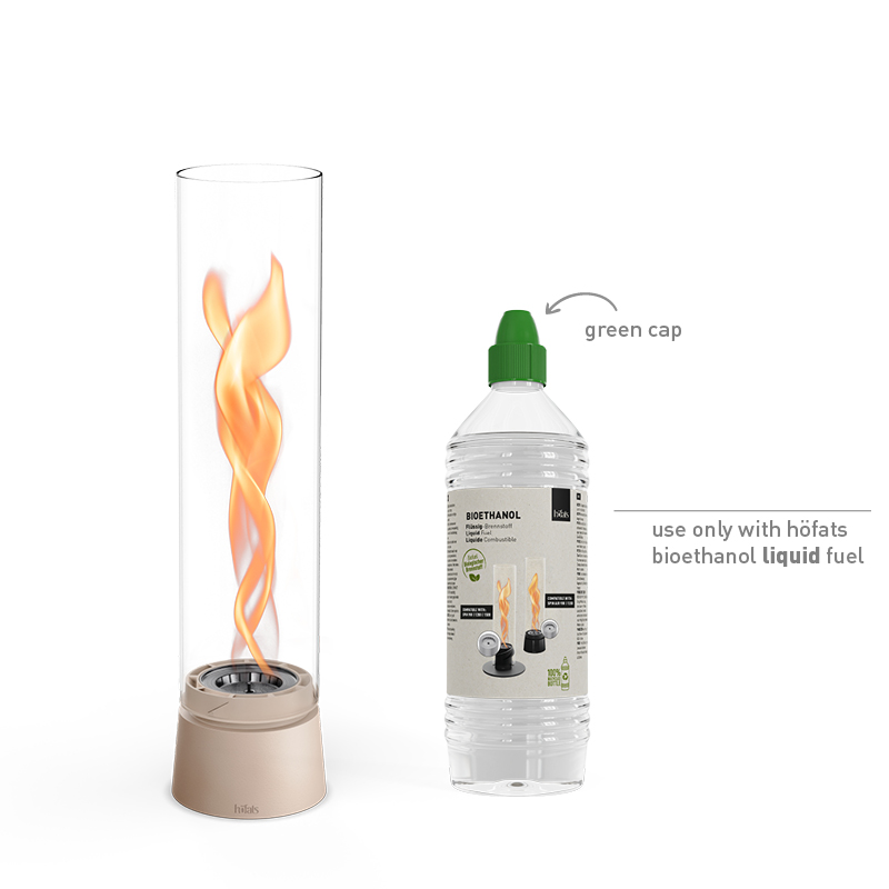 SPIN air 900 Tischfeuer sand SPIN air 900 Tischfeuer sand Studiobild, daneben Bioethanol flüssig Studiobild