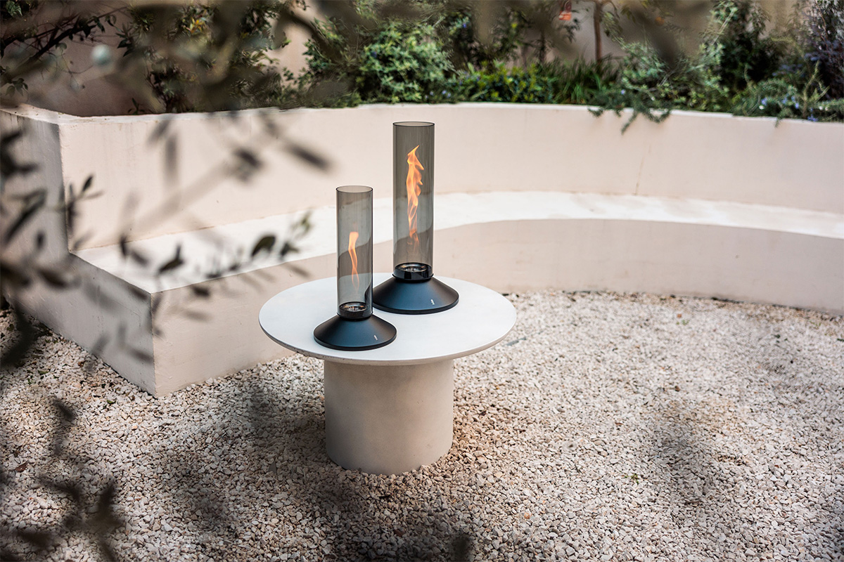 SPIN X 1200 Tafelvuur all black SPIN X all black auf einem Wohnzimmertisch