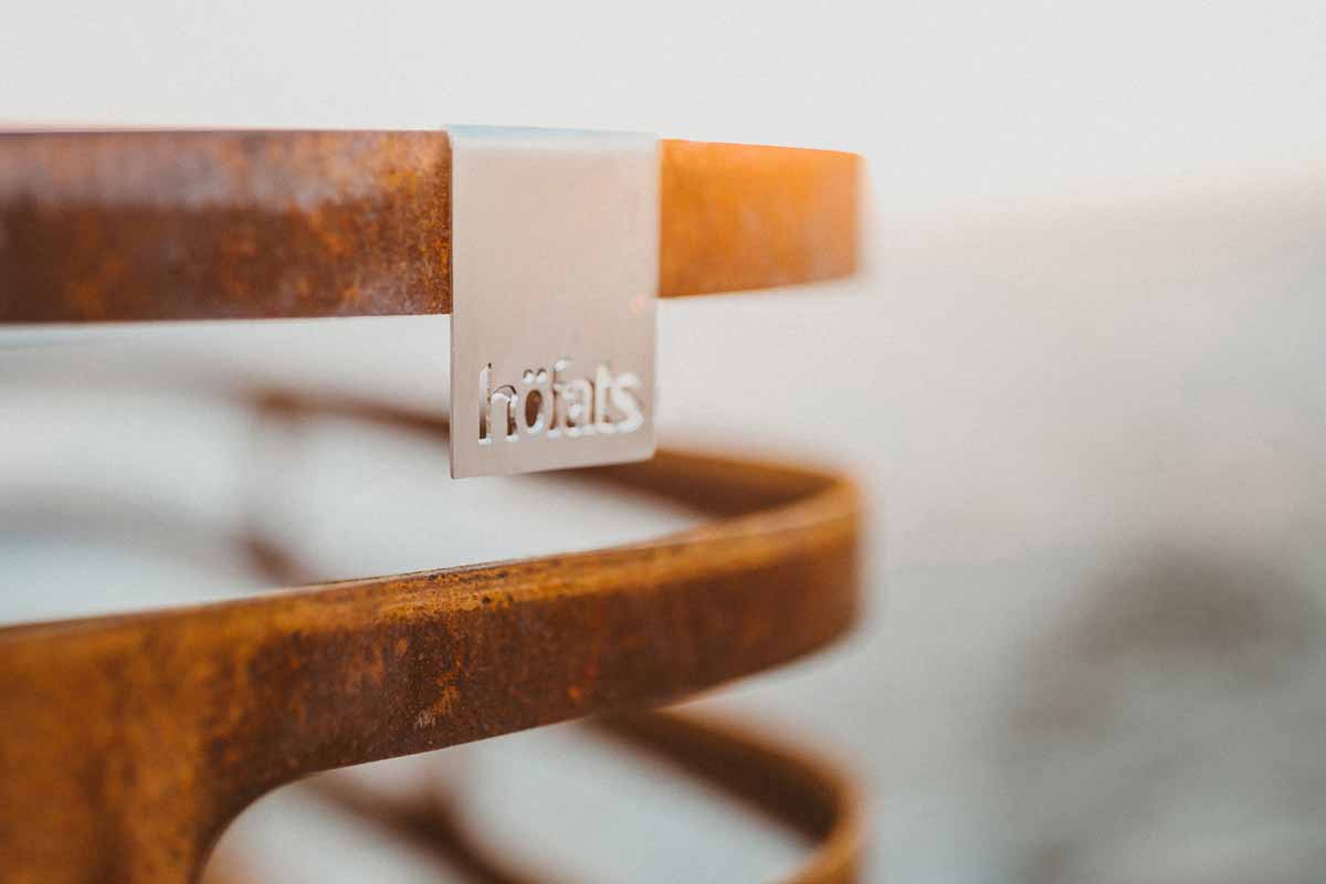 CUBE Feuerkorb rostig Der Cube Feuerkorb rostig wird im Close-up gezeigt und erzeugt ein stilvolles und zugängliches Bild.