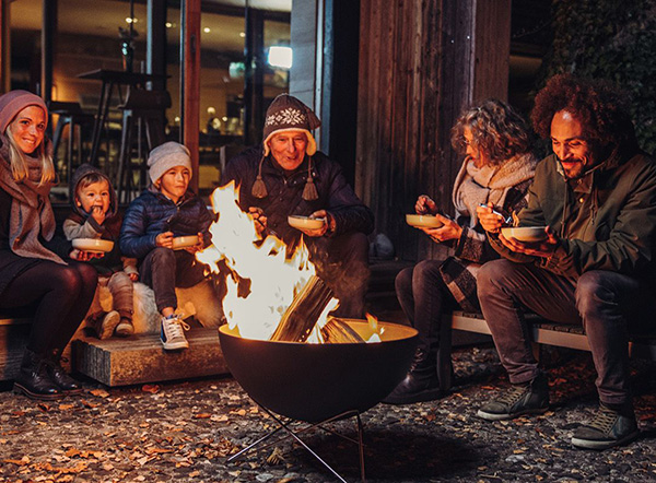 Winter time is fire time Eine Familie sitzt um BOWL herum