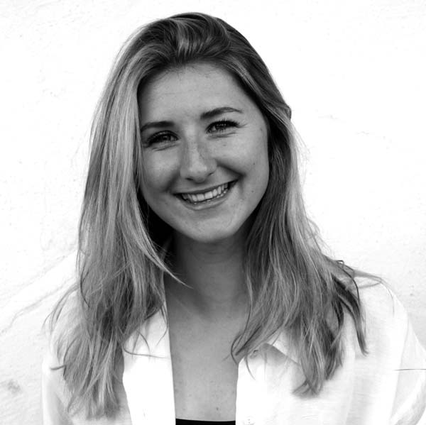 Eine Frau mit langen Haaren und einem weißen Hemd.