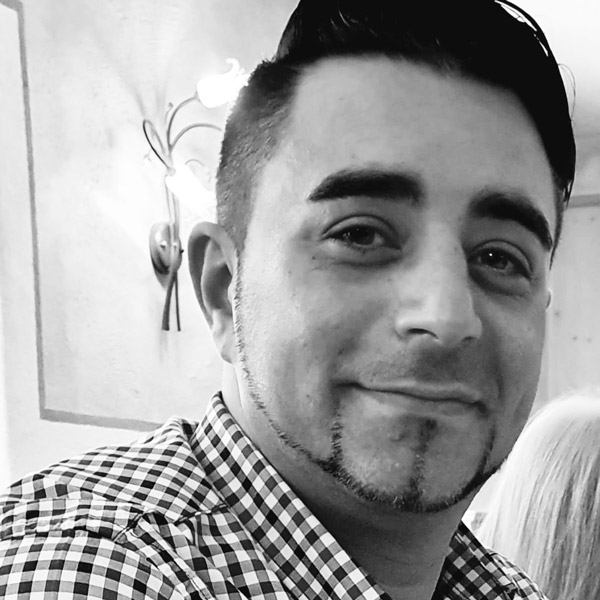 Ein Mann und eine Frau lächeln für die Kamera.