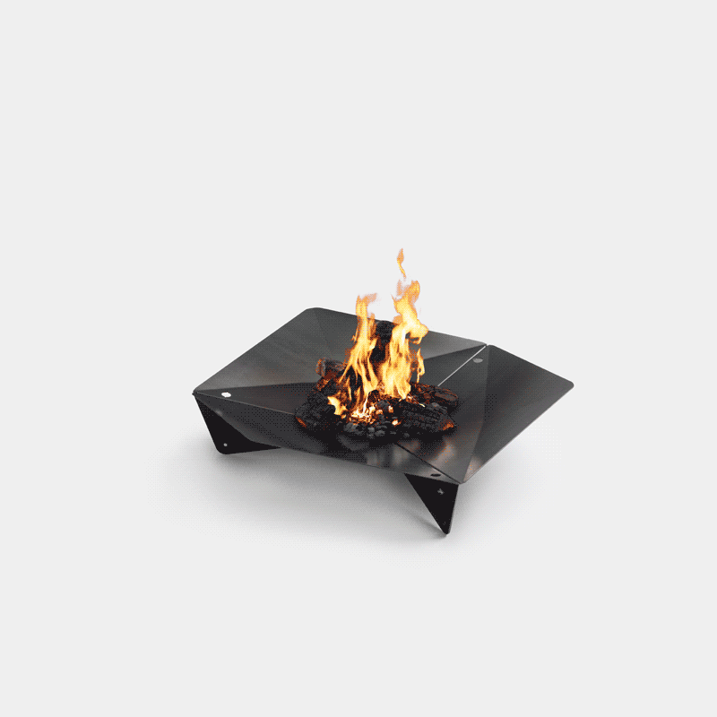 Un brasero noir avec des flammes dessus, enrichi par la présence de la TRIPLE Cheminée, qui allie design et utilité.