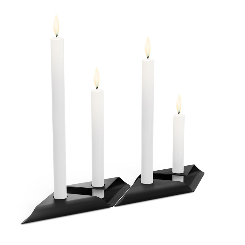 SQUARE CANDLE Ensemble de bougeoirs noir Une vue d'une paire de bougies avec une bougie blanche, avec l'ensemble de bougeoirs SQUARE CANDLE en noir.