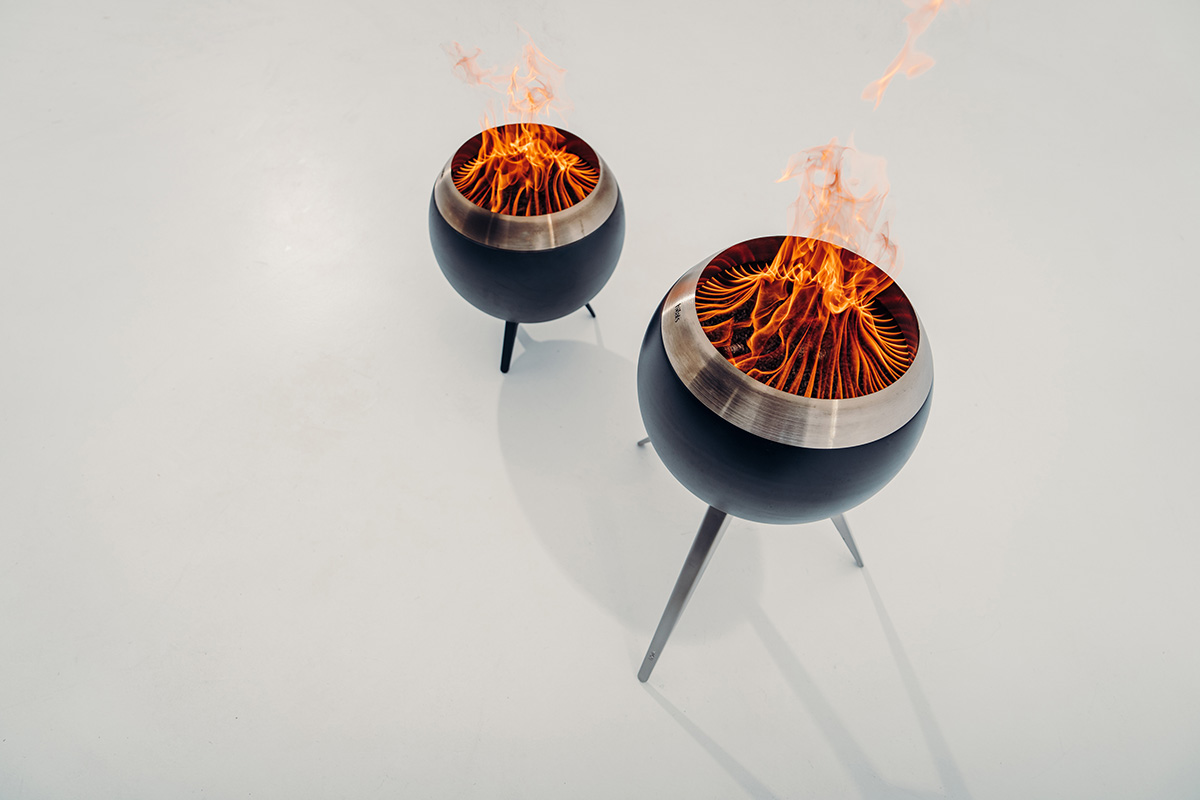 MOON 45 Fire Set flex The 00717 Moon 45 with high stand is shown as two fire pits on a white surface, creating a stylish and accessible visual.