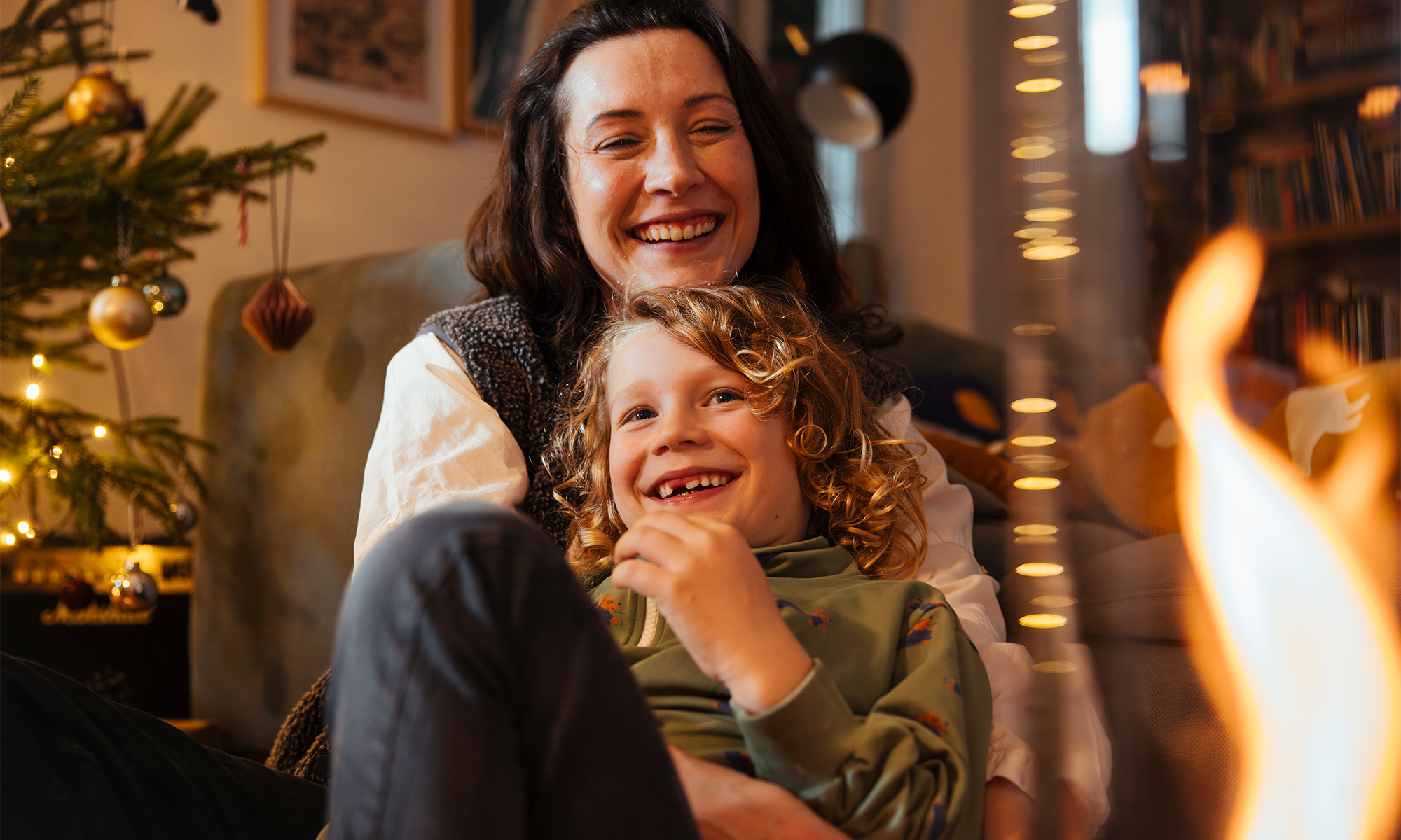 Eine Darstellung einer Frau und eines Kindes, die auf einem Sofa sitzen