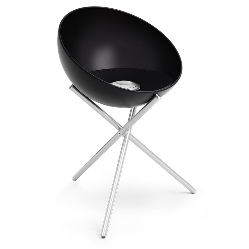 BOWL 70 Bol à Feu avec Trépied Une scène accueillante avec un BOWL noir sur un support en métal, mis en valeur par la présence du 00258 BOWL 70 avec trépied.