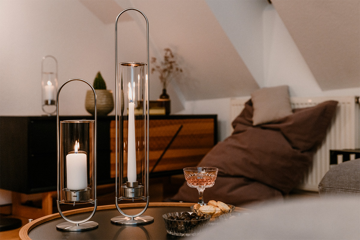 Een tafel met een kaars en een glas erop