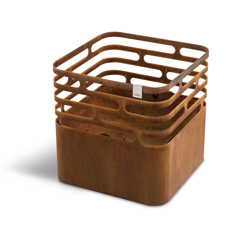 CUBE Feuerkorb rostig Szene zeigt einen rostigen Metall CUBE mit einem Griff, wobei der Cube Firebasket rusty durch seine praktische Eleganz hervorsticht.