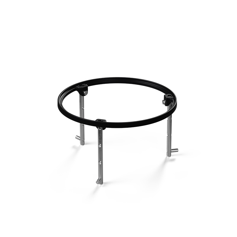 BOWL 70 Sear Grate Ici est représentée une bague en métal noir avec une barre métallique, avec la Grille de saisie BOWL 70.