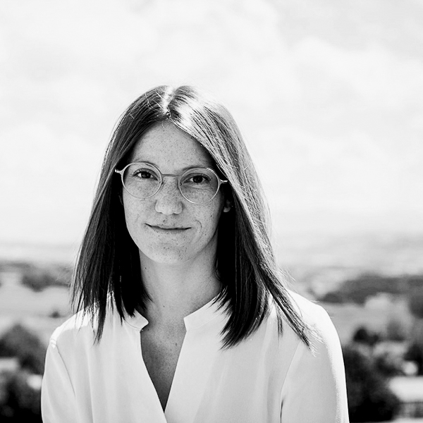 Eine Frau mit Brille.