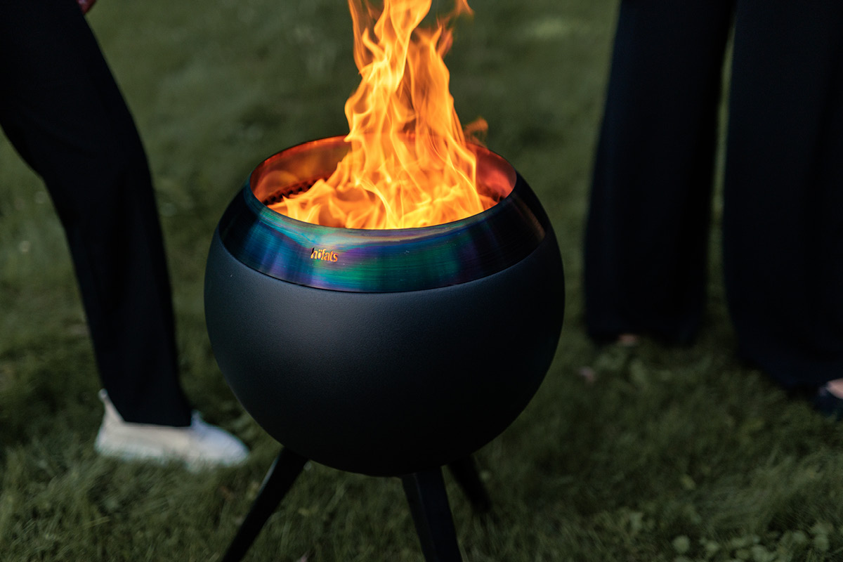 MOON 45 all black Plancha-Grillset hoch MOON mit niedrigem Fuß mit Düse, die eine Patina mit Farbverlauf entwickelt hat.