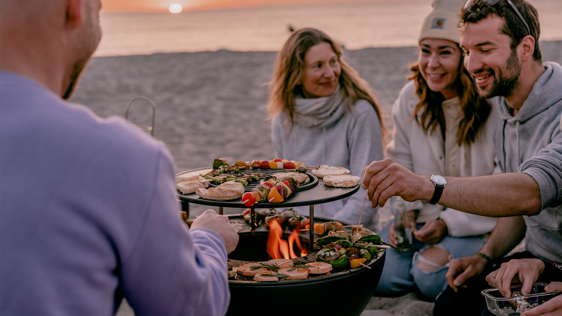 Vue d'un homme servant de la nourriture, avec l'anneau chauffant BOWL 57.