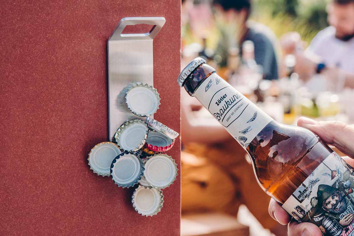 JOHNNY CATCH Magnet Bottle Opener silver A view of a bottle opener with a bottle opener attached to it, with the JOHNNY CATCH Magnet.