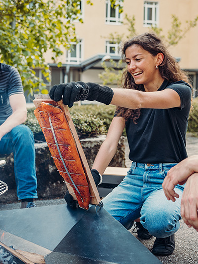 Un homme et une femme assis sur un banc