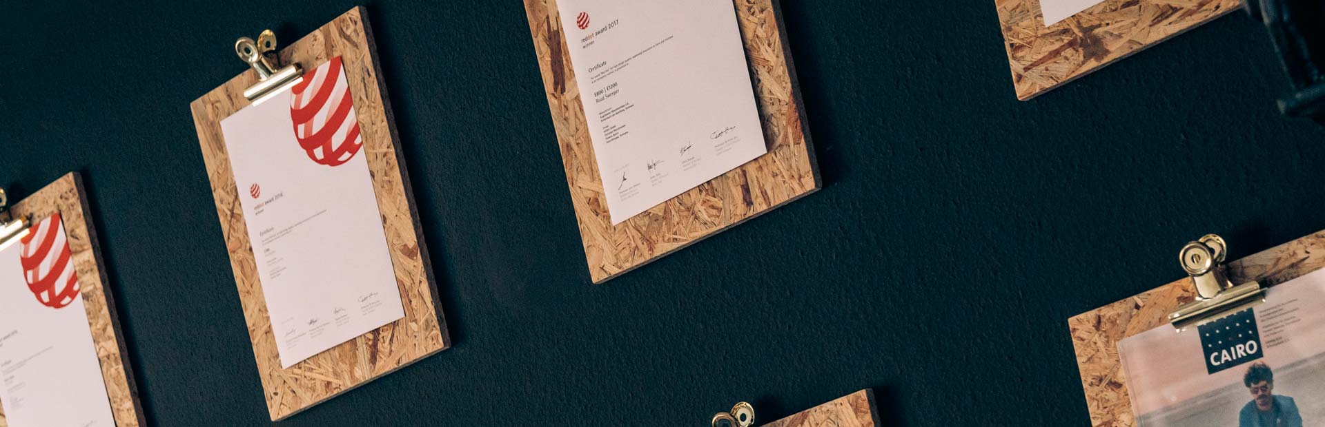 Eine Wand mit verschiedenen Arten von Papier darauf