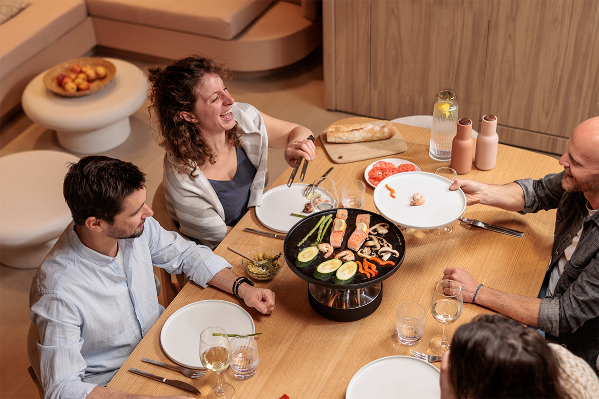 CIRCLE 35 Tischgrill CIRCLE mit drei Menschen am Strand