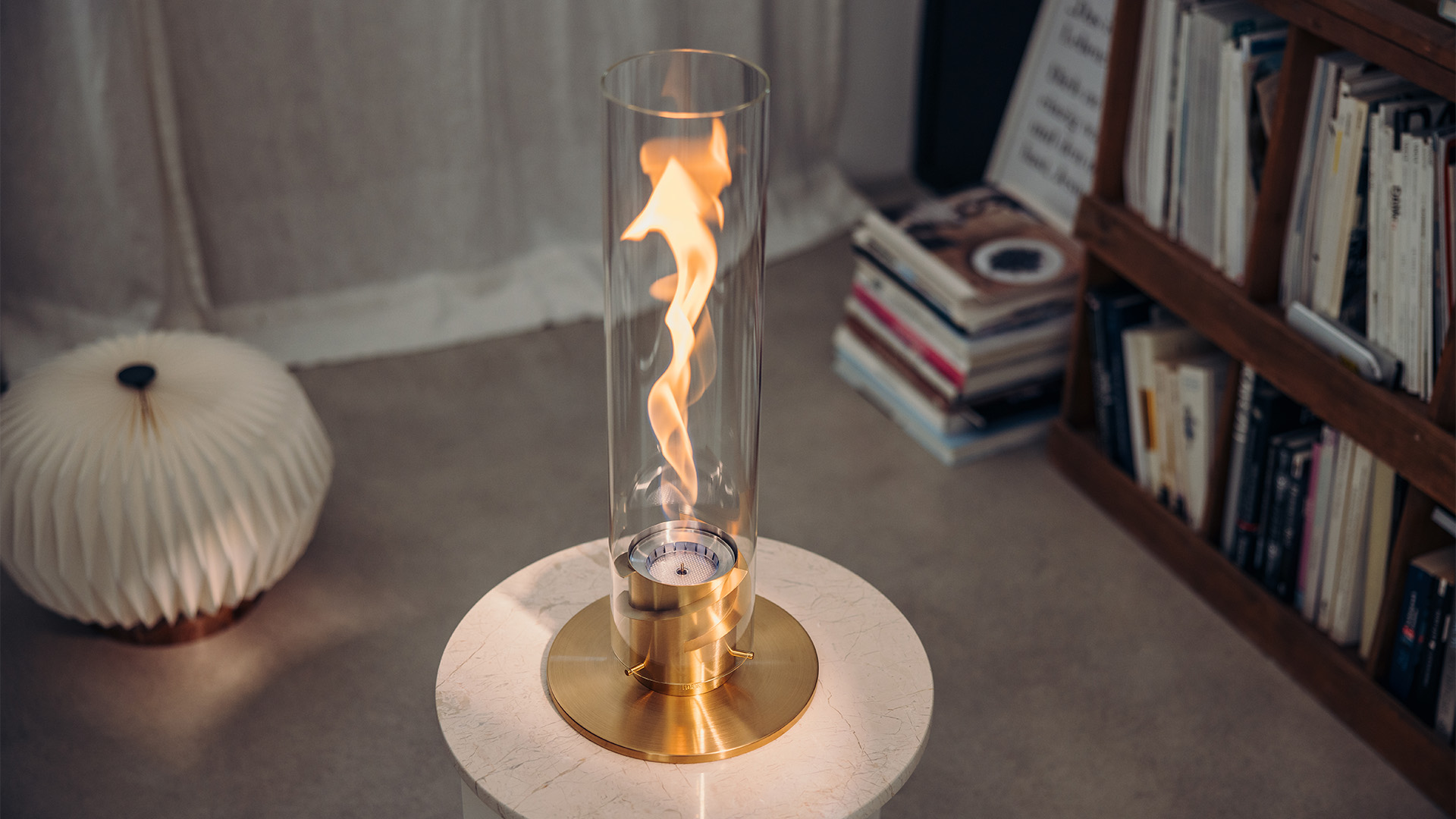 A fire is burning in Spin 1200 Tablefire Gold