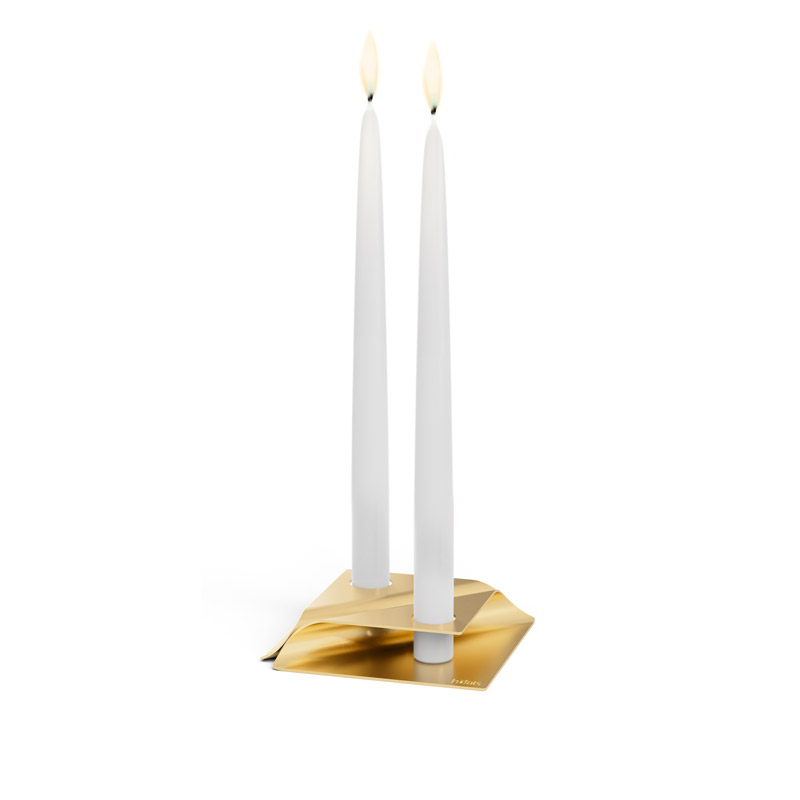 SQUARE CANDLE Candleholder gold The photo presents a white candle with a gold base, with the SQUARE CANDLE Candleholder gold.