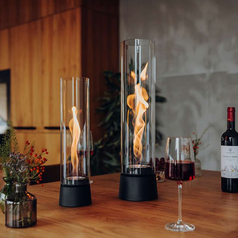 SPIN air steht auf Holztisch, daneben eine Flasche Rotwein.