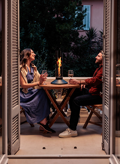 SPIN X auf einem französischen Balkon mit zwei Menschen