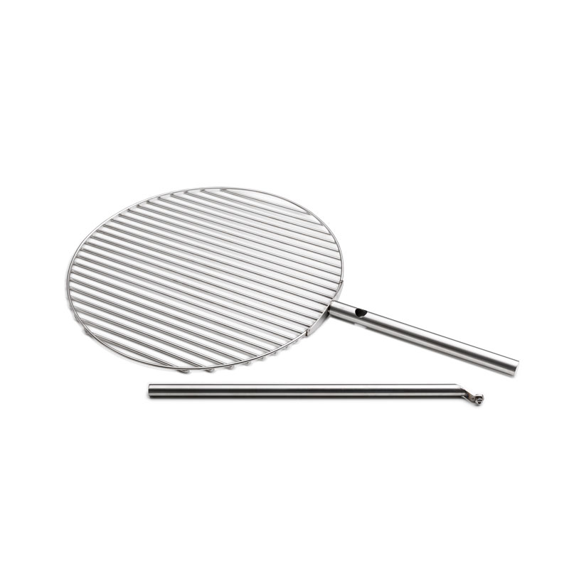 Een uitnodigende scène met een roestvrijstalen grill met handvat, benadrukt door de aanwezigheid van de Triple 90 Fireplace BBQ Set.
