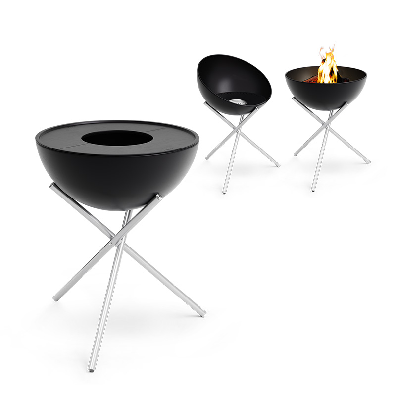 BOWL 57 Plancha-Grillset hoch Zwei schwarze Feuerschalen mit einem Feuer in der Mitte, bereichert durch die Anwesenheit des 00487 BOWL Pancha BBQ Sets, das Design mit Nutzen verbindet.