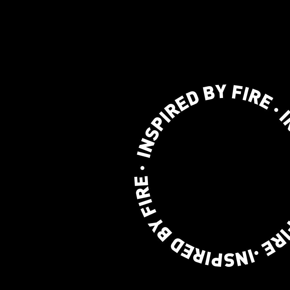 Ein schwarzes Kachel mit kreisförmig angeordneten Wörtern „inspiriert vom Feuer“