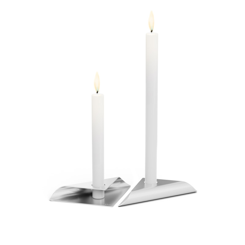 SQUARE CANDLE Bougeoir argent Illustré est une paire de bougies sur un fond blanc, avec le porte-bougie carré en argent.