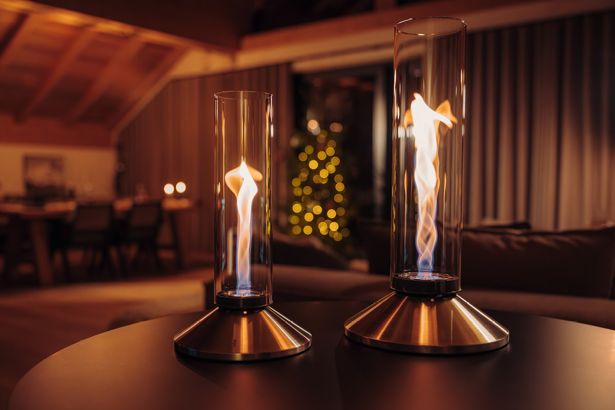 SPIN X 900 Tabletop Fireplace silver Beide Größen von SPIN X auf einem Tisch
