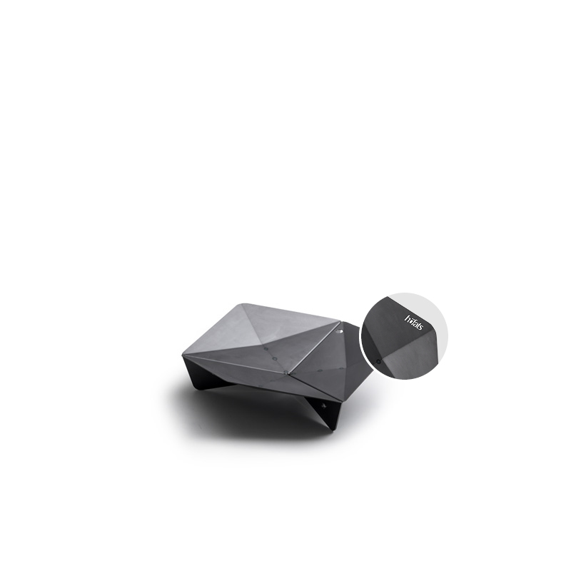 TRIPLE 65 Fire Bowl TRIPLE 65 Feuerschale auf einem weißen Hintergrund