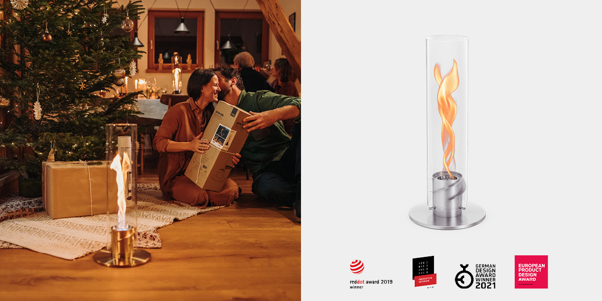 Un homme ouvre une boîte avec un sapin de Noël en arrière-plan.