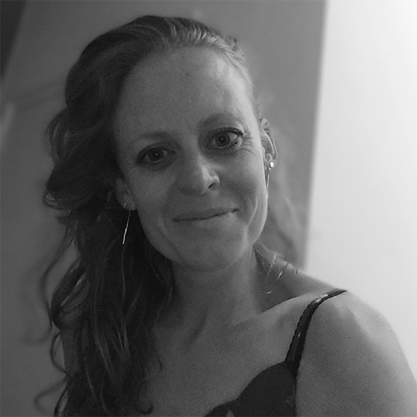 Ein schwarz-weiß Foto einer Frau mit weißem Hintergrund