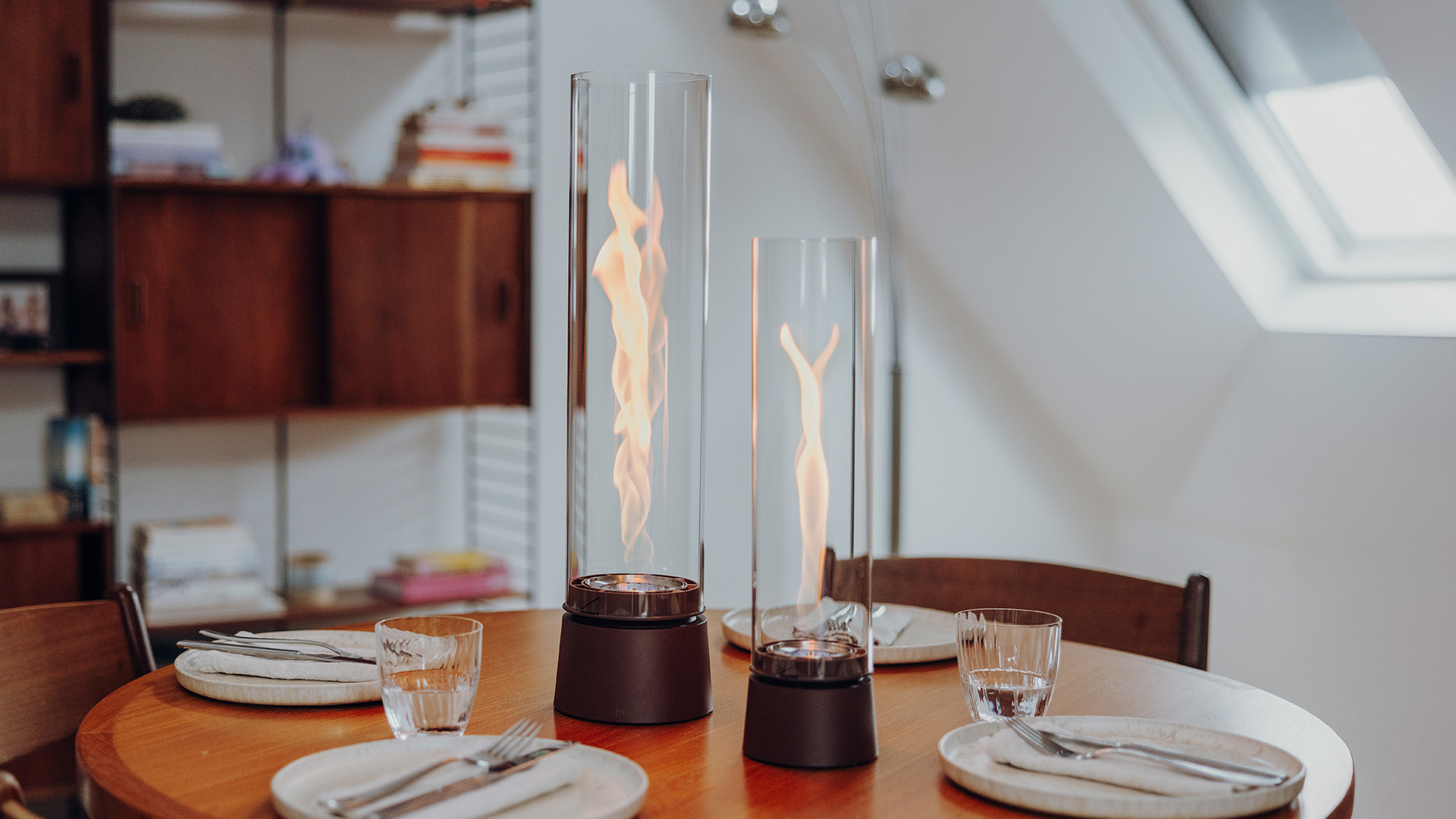 SPIN air rostbrauen auf einem gedeckten Esstisch.