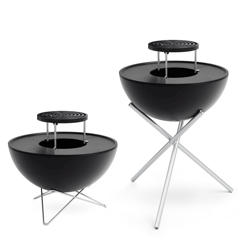 BOWL 70 Sear Grate Une vue de deux barbecues noirs avec une Grille sur le dessus, avec la Grille de saisie BOWL 70.