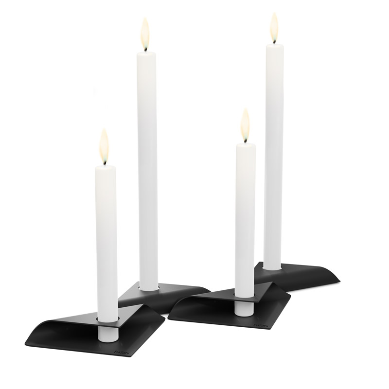 SQUARE CANDLE Ensemble de bougeoirs noir Illustration de deux bougies blanches sur un support noir, avec le jeu de bougeoirs SQUARE CANDLE en noir.