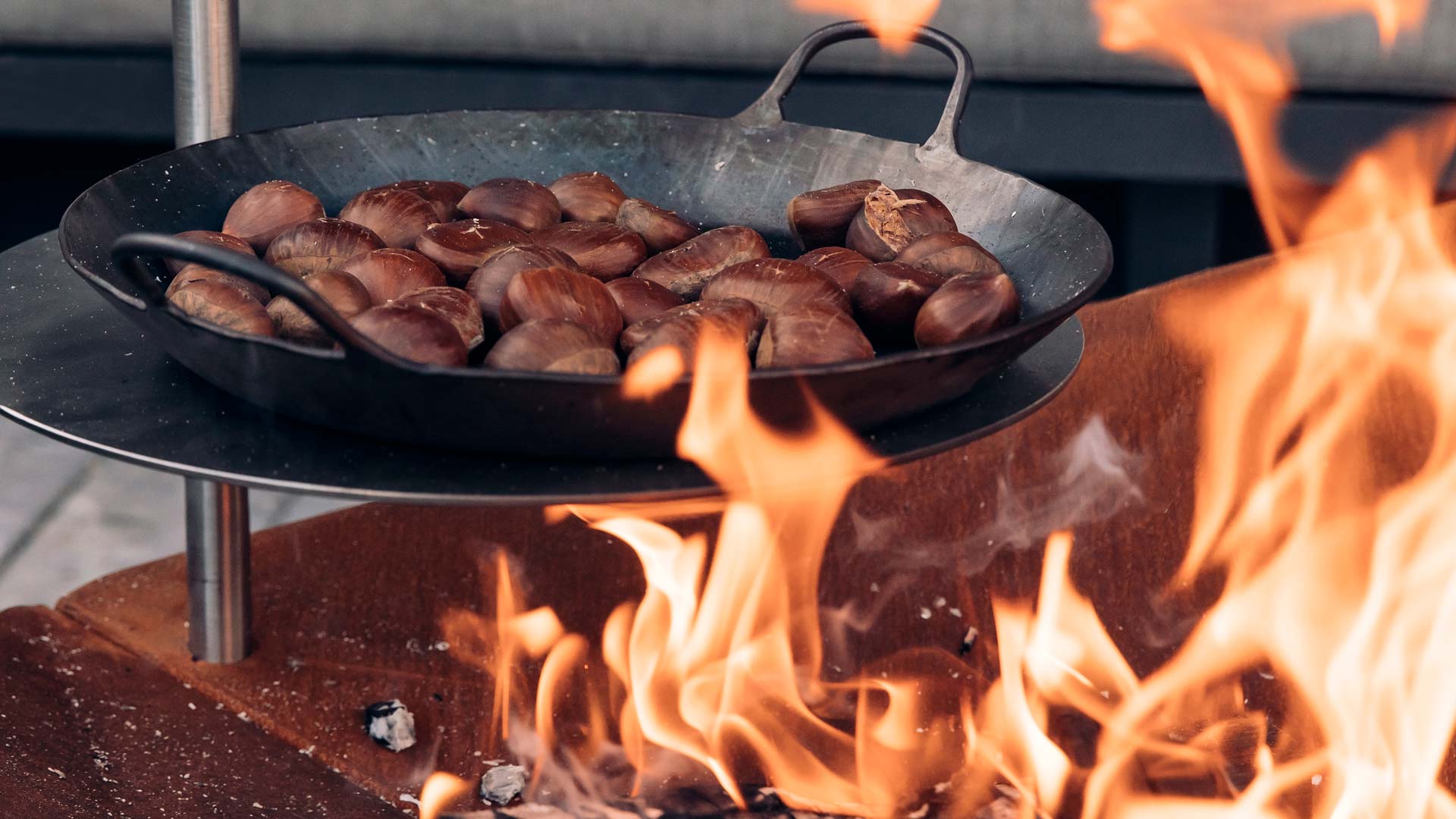Une vue d'une poêle de hot dogs chauds sur un feu, avec la table TRIPLE.