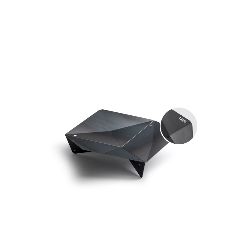 TRIPLE 90 Fire Bowl TRIPLE 90 Feuerschale auf einem weißen Hintergrund