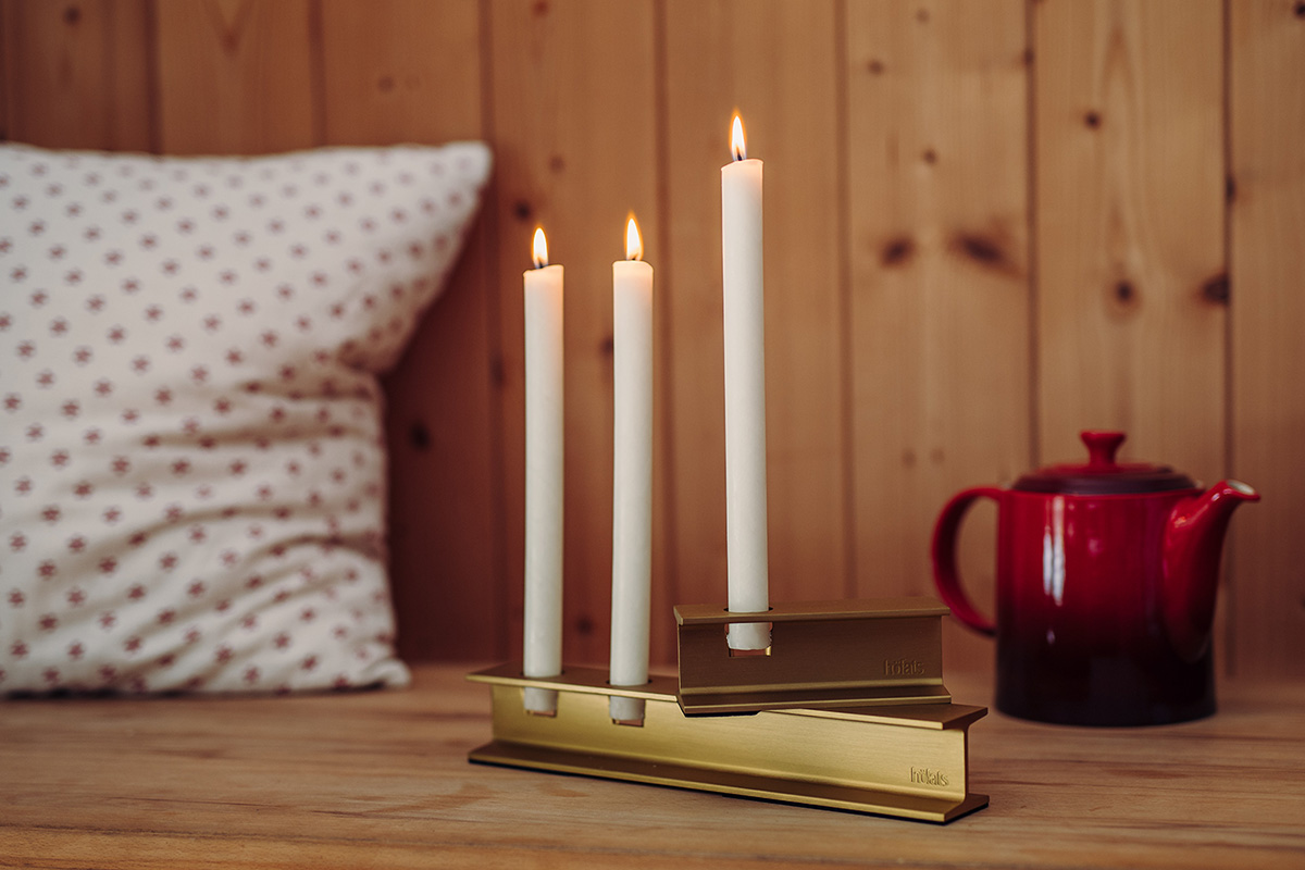 HENRY METAL II Candleholder gold The 00662 Henry Metal II Gold integrates seamlessly into the setting, where a candle on a table.
