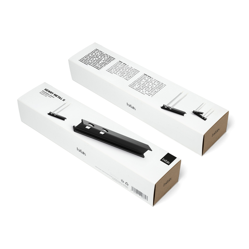 HENRY METAL I+II Kandellaar-set zwart Een uitnodigende scène benadrukt de verpakking van de Henry Metal II, die naadloos opgaat in zijn omgeving.