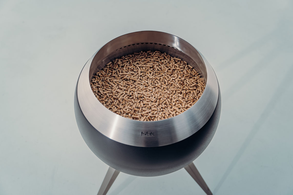 Premium Holzpellets 2x15kg Set Ein Edelstahl-Feuerstelle mit Holzpellets, die die 01003 Premium-Holzpellets zeigt.