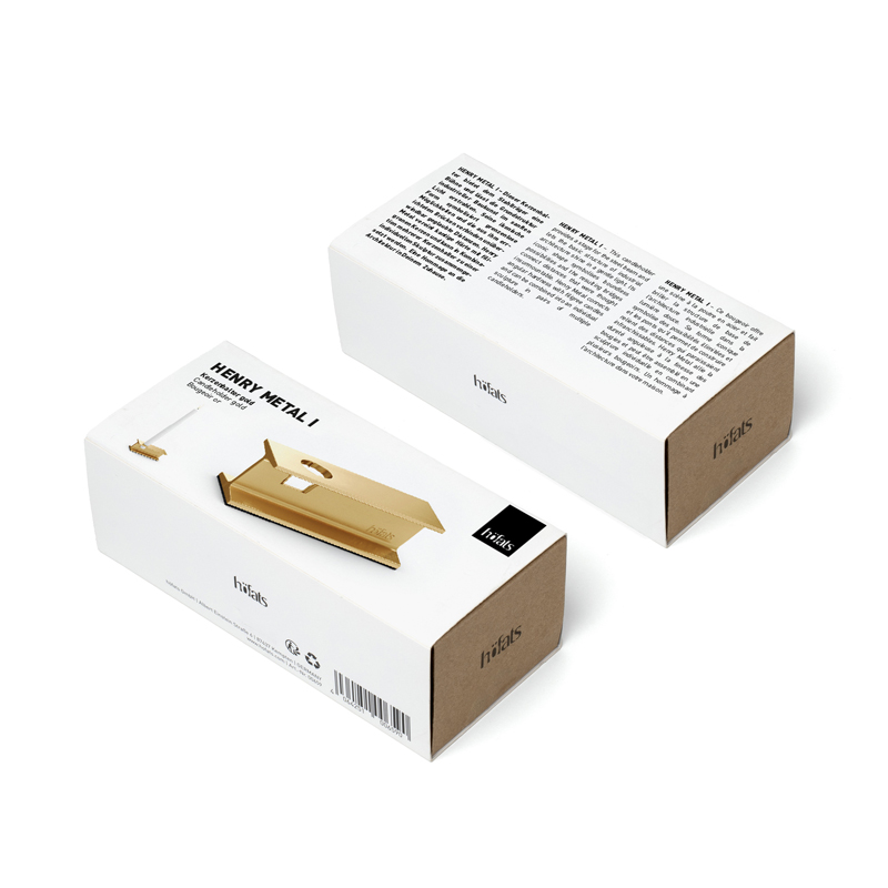 HENRY METAL I gold Eine einladende Szene hebt die Henry Metal I Gold Verpackung hervor, die nahtlos in ihre Umgebung übergeht.