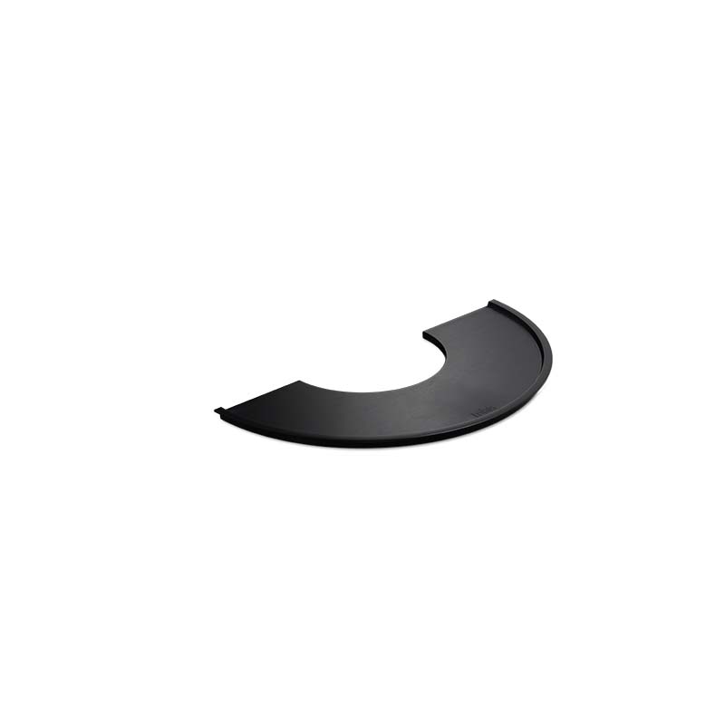 BOWL 57 Plancha-Grillset hoch Ein schwarzes Metallplättchen mit gebogenem Rand, das 00487 BOWL Pancha BBQ Set, unterstreicht den Moment mit seinem durchdachten Design.