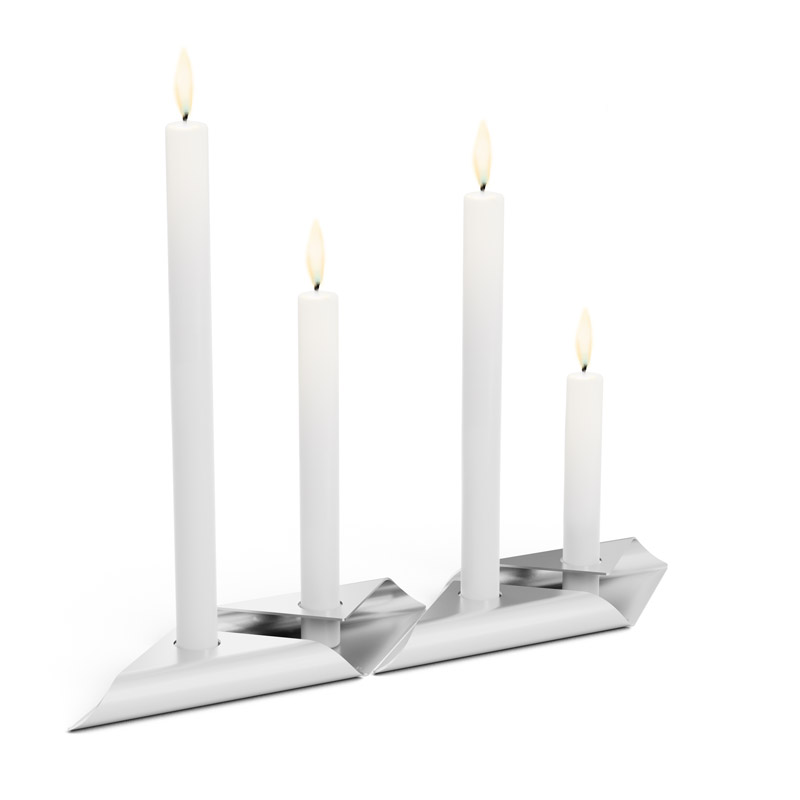 SQUARE CANDLE Bougeoir argent Cette image montre une paire de bougies dans un porte-bougie blanc, avec l'ensemble de porte-bougies SQUARE CANDLE en argent.