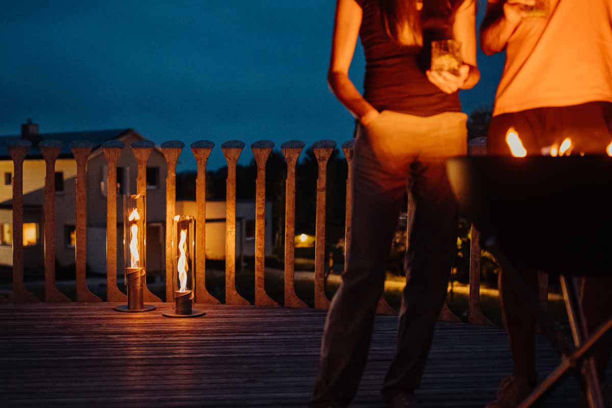 SPIN 900 Stand Elevation silver Depicted here is a couple sitting on a deck at night, with the SPIN 90 Table Fire silver.